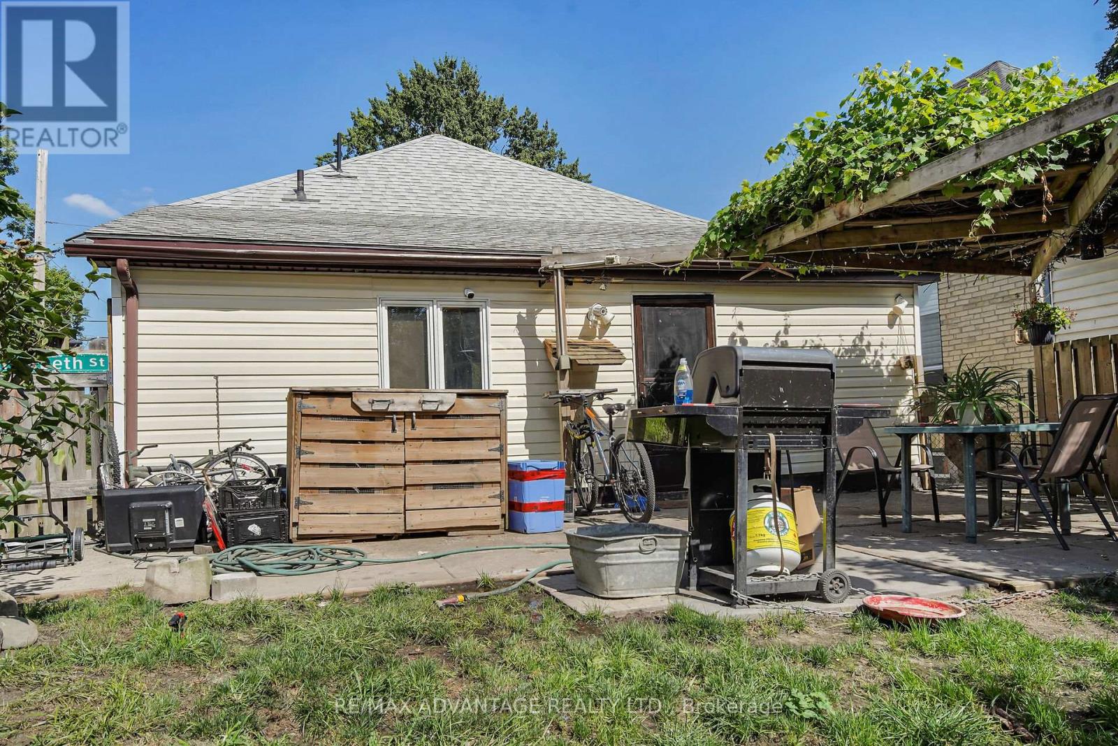 Photo 10 of 571 Elizabeth Street, London East ON
