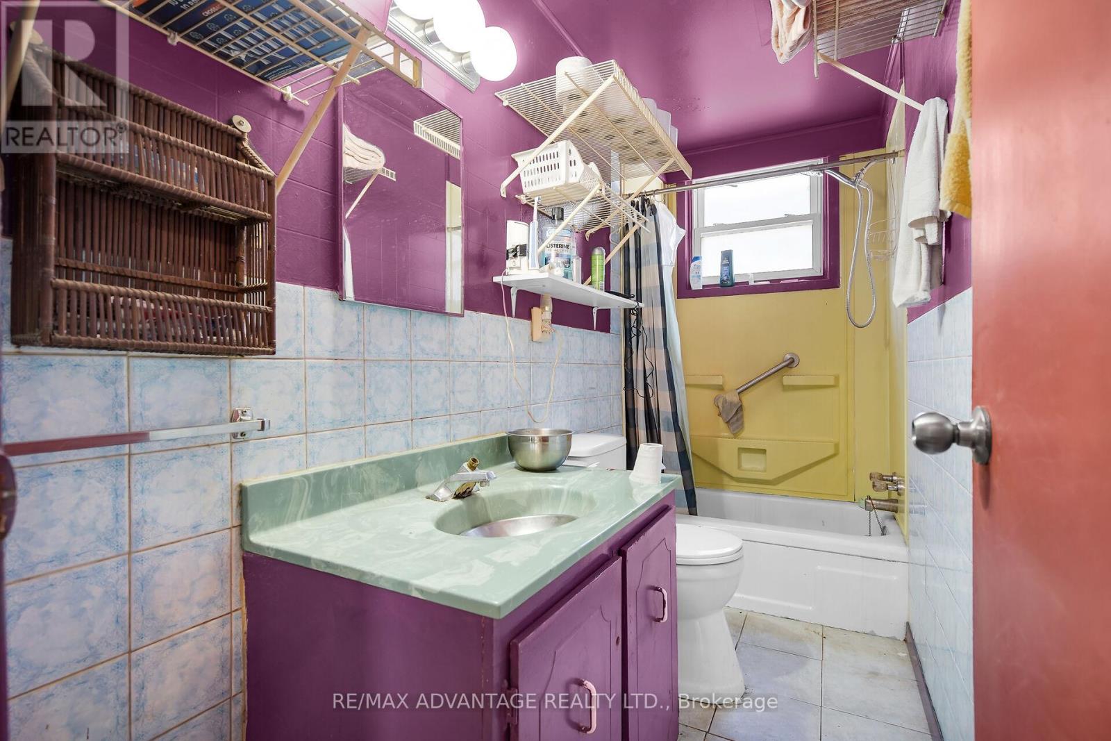 Photo 2 of 571 Elizabeth Street, London East ON