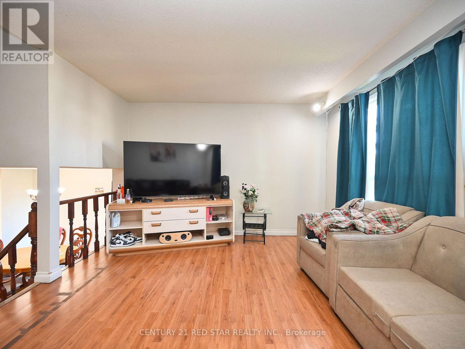 Photo 20 of 433 Hansen Road N, Brampton ON