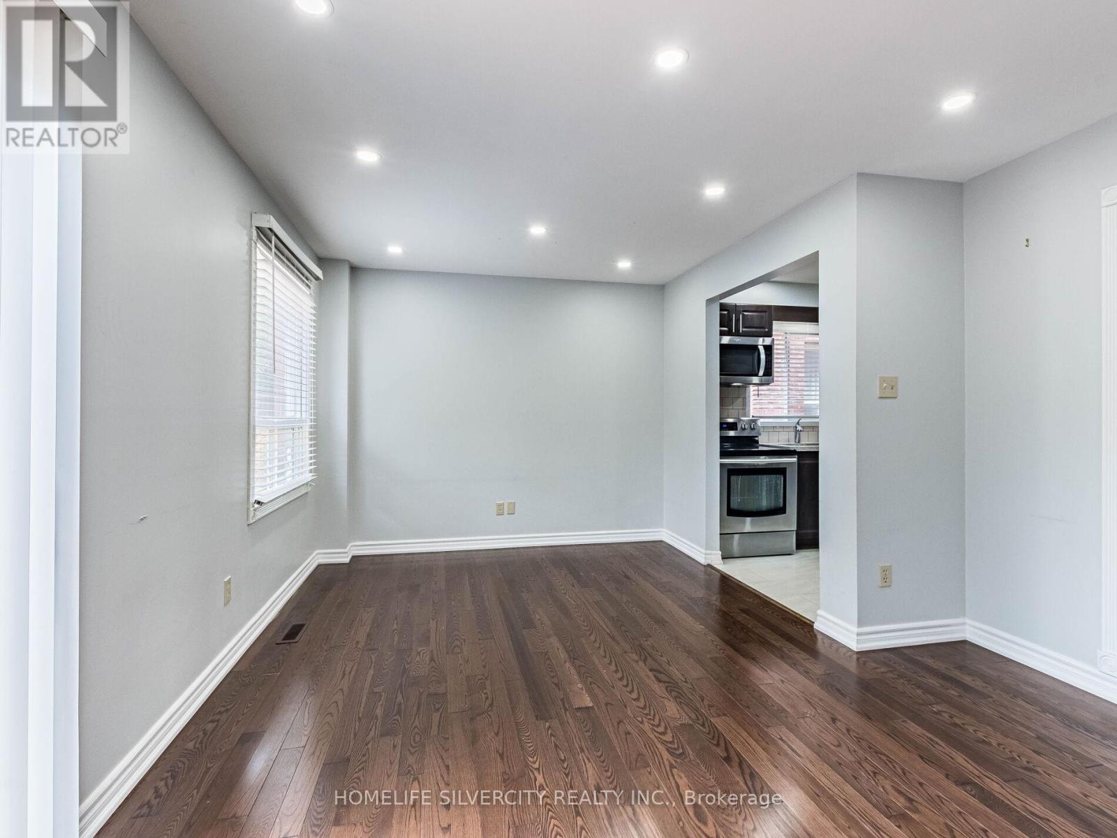 Photo 11 of 30 Castlehill Road, Brampton ON