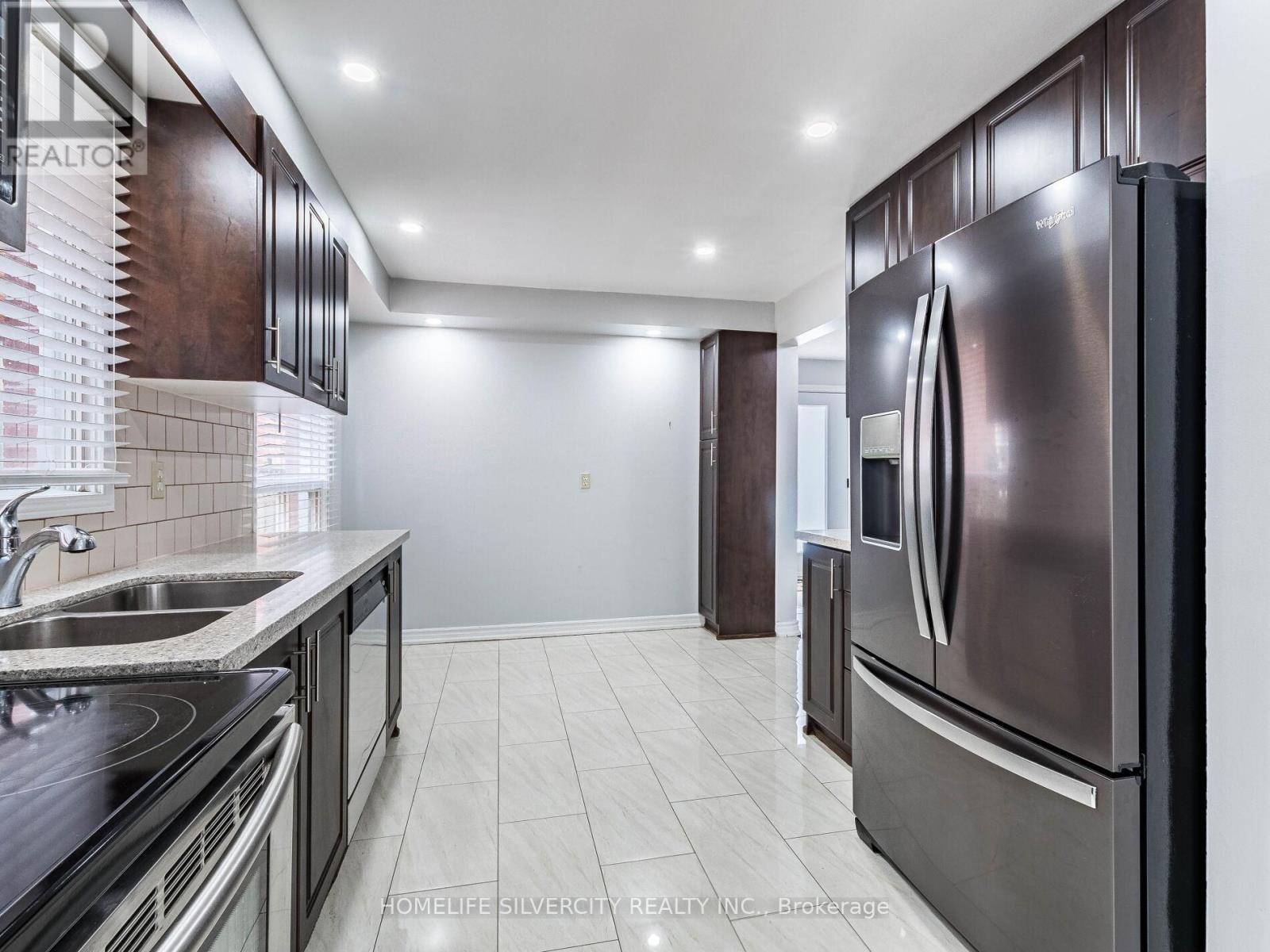 Photo 24 of 30 Castlehill Road, Brampton ON