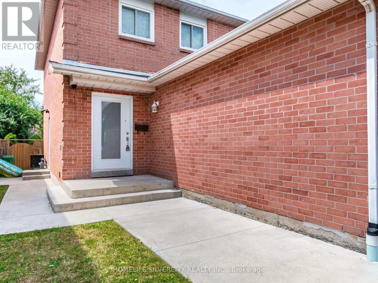Photo 3 of 30 Castlehill Road, Brampton ON