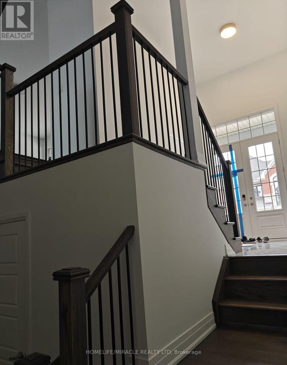 Photo 4 of 1348 Aymond Crescent, Oakville ON