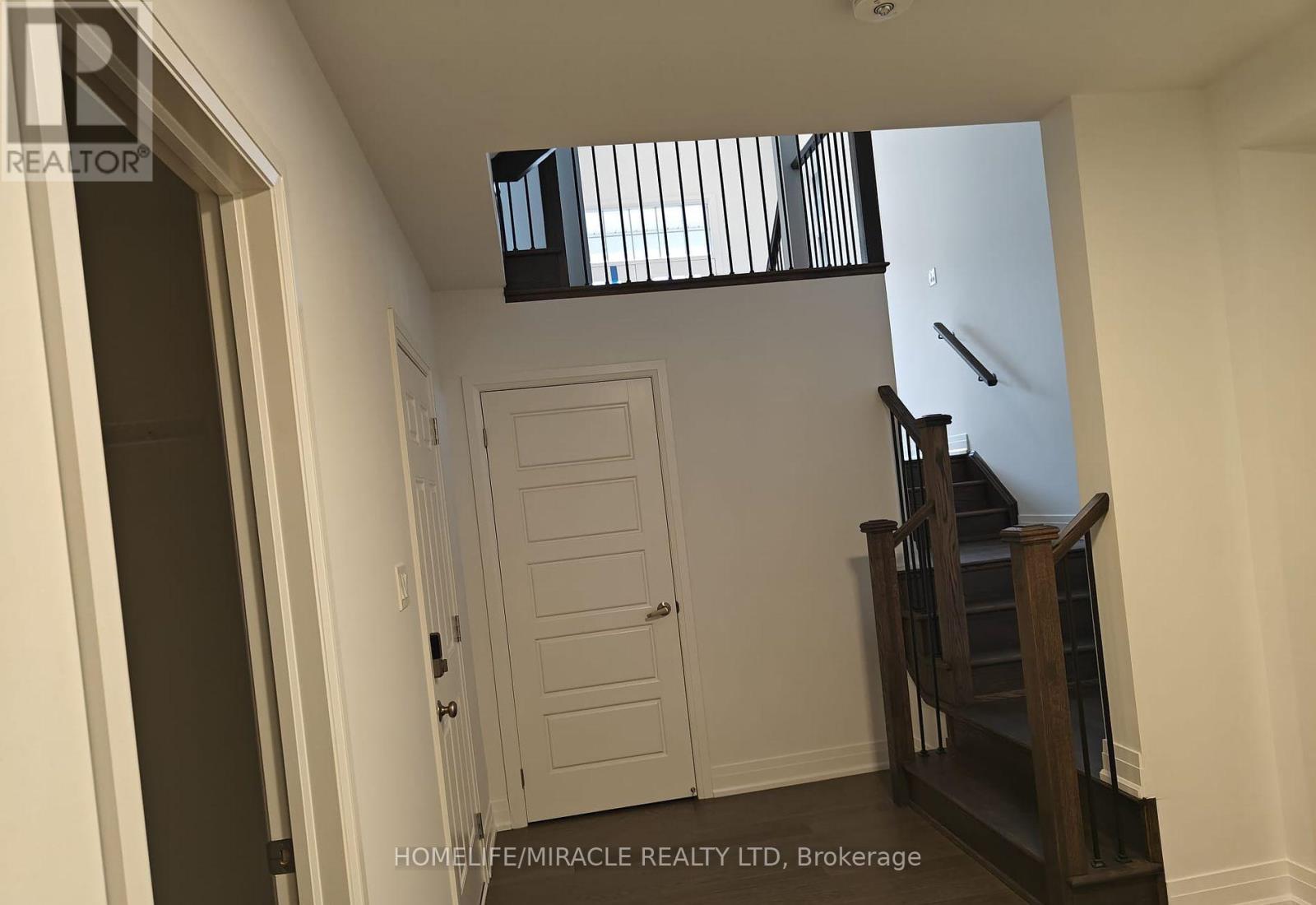 Photo 5 of 1348 Aymond Crescent, Oakville ON