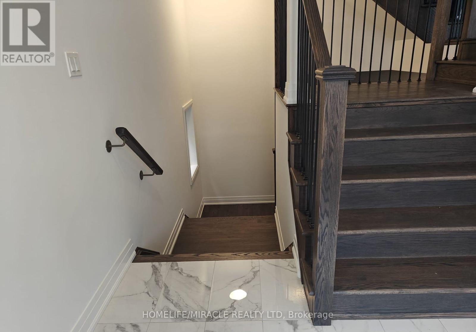 Photo 8 of 1348 Aymond Crescent, Oakville ON