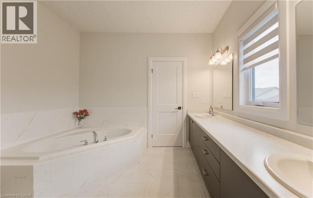 Photo 33 of 546 Bridgemill Crescent, Kitchener ON