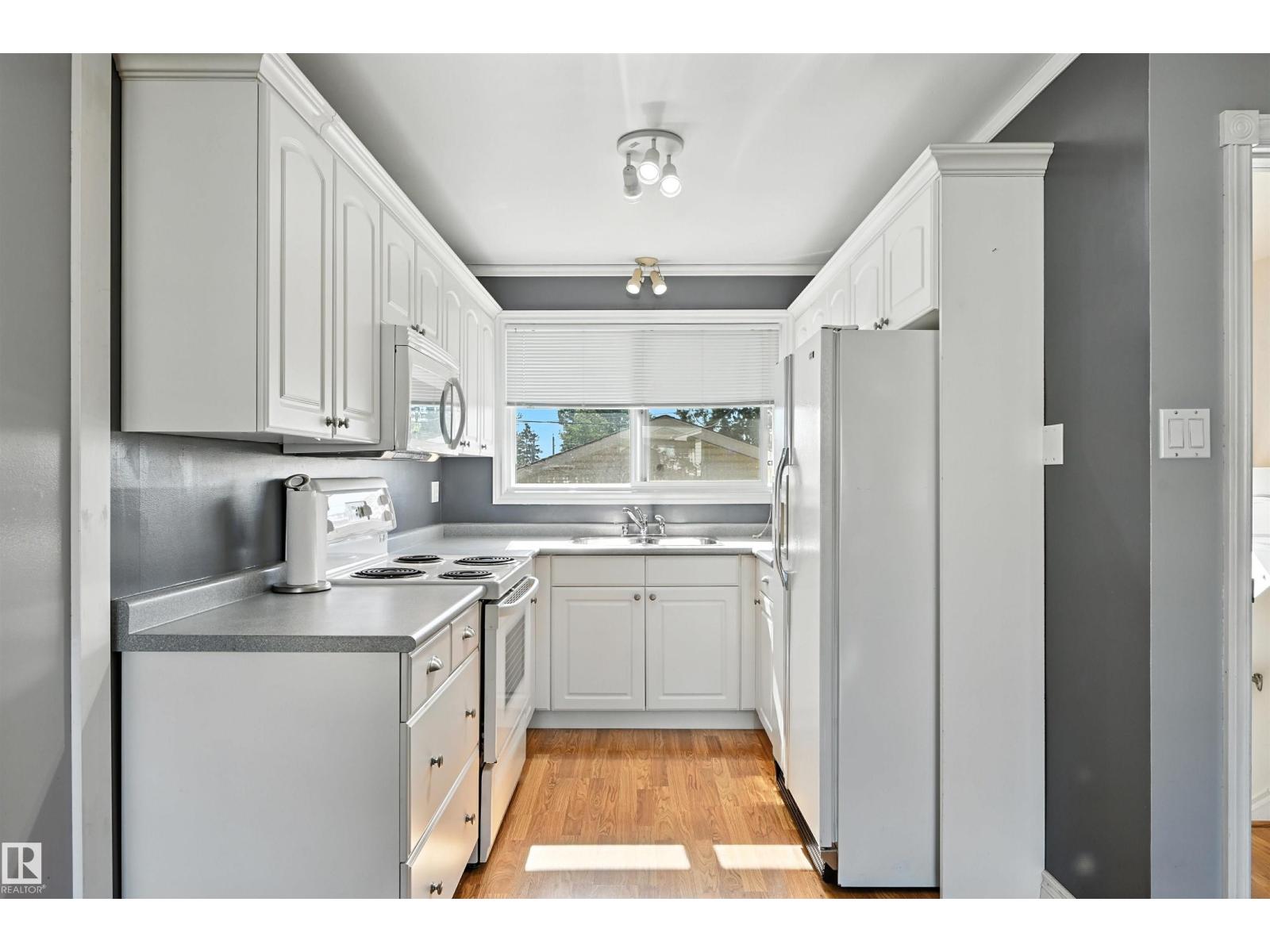 Photo 11 of 5415 141 Av Nw, Edmonton AB