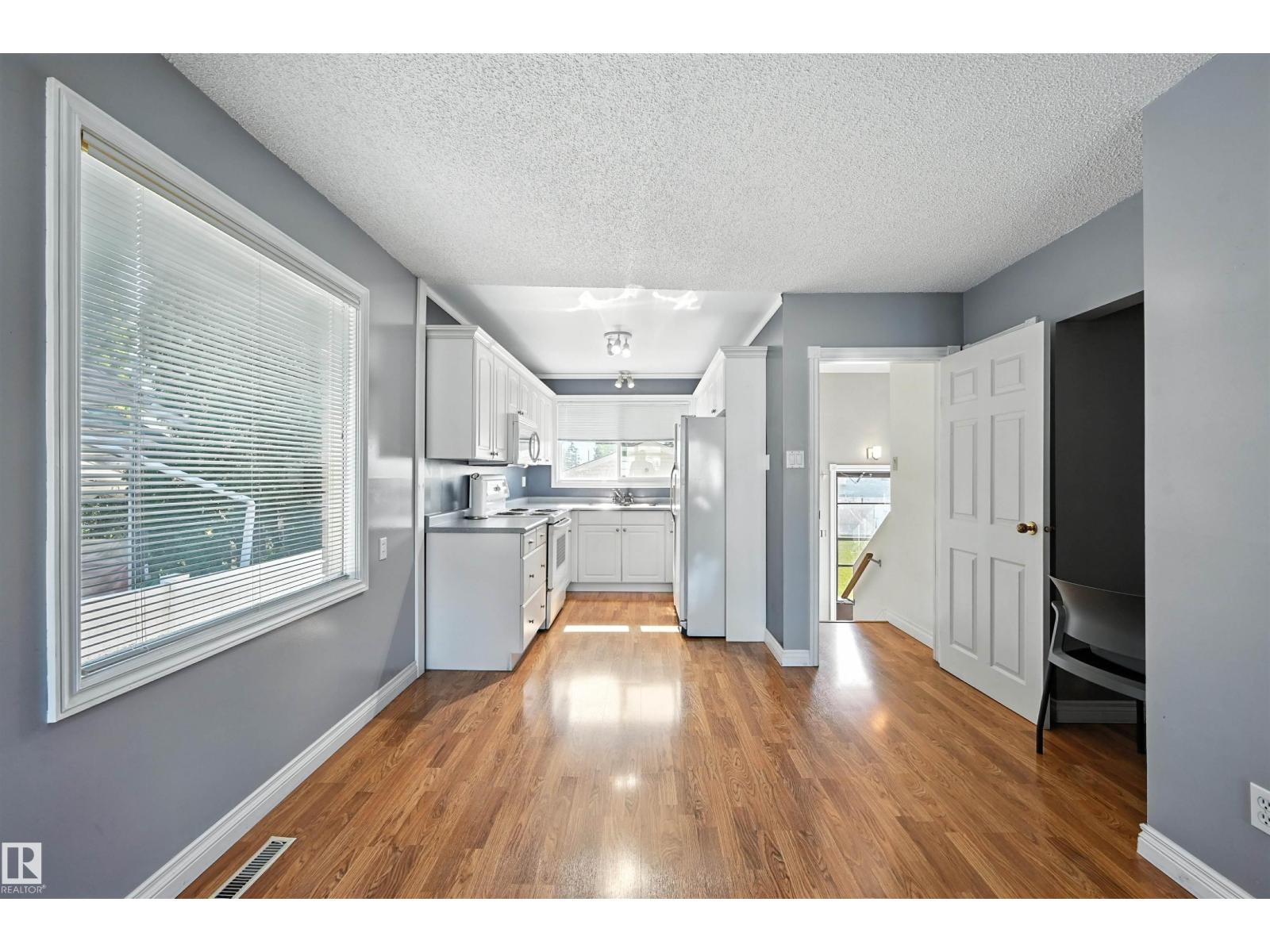 Photo 14 of 5415 141 Av Nw, Edmonton AB