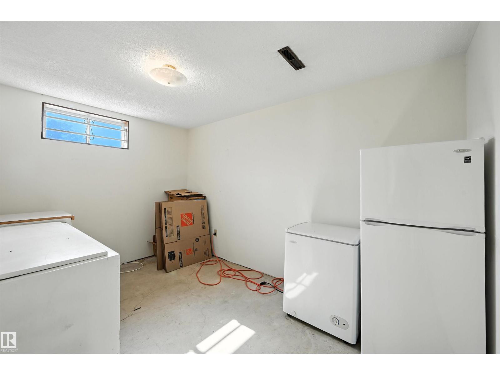 Photo 37 of 5415 141 Av Nw, Edmonton AB