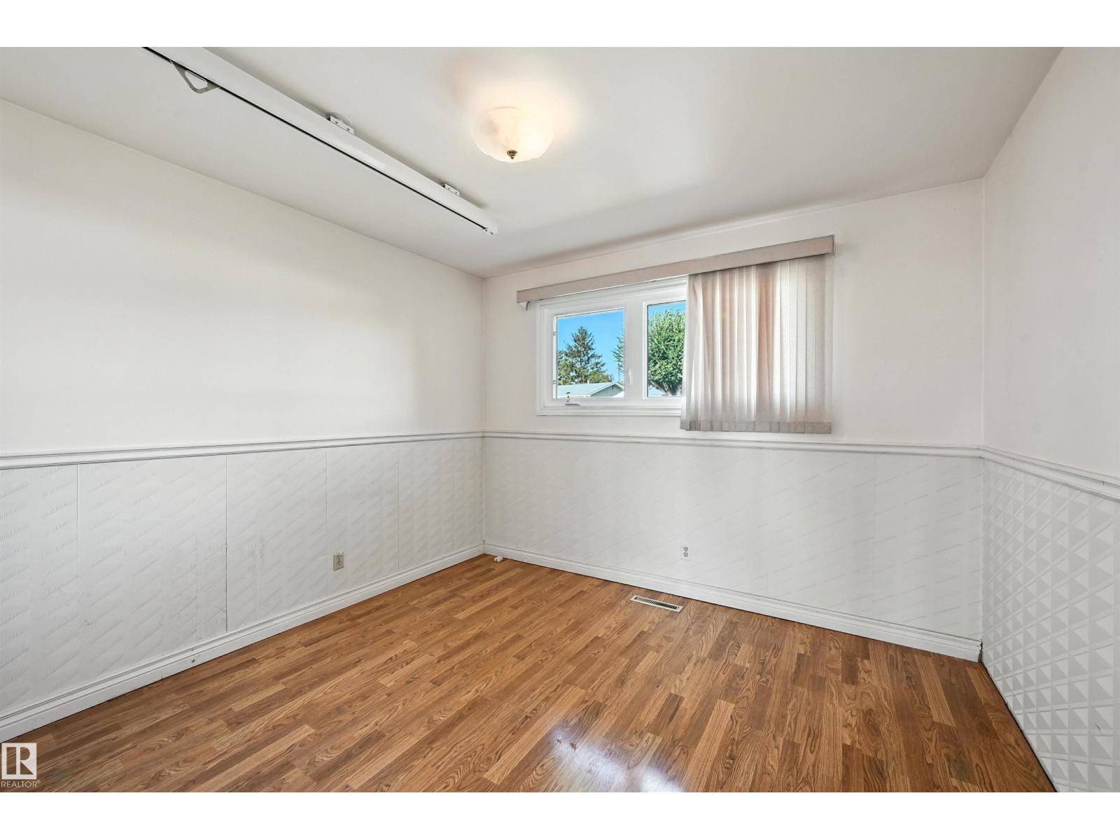 Photo 17 of 5415 141 Av Nw, Edmonton AB