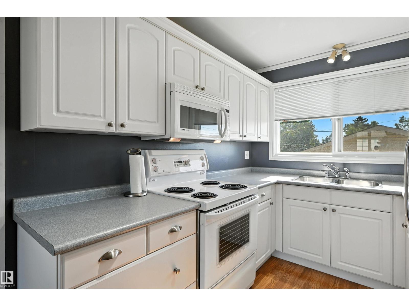 Photo 12 of 5415 141 Av Nw, Edmonton AB