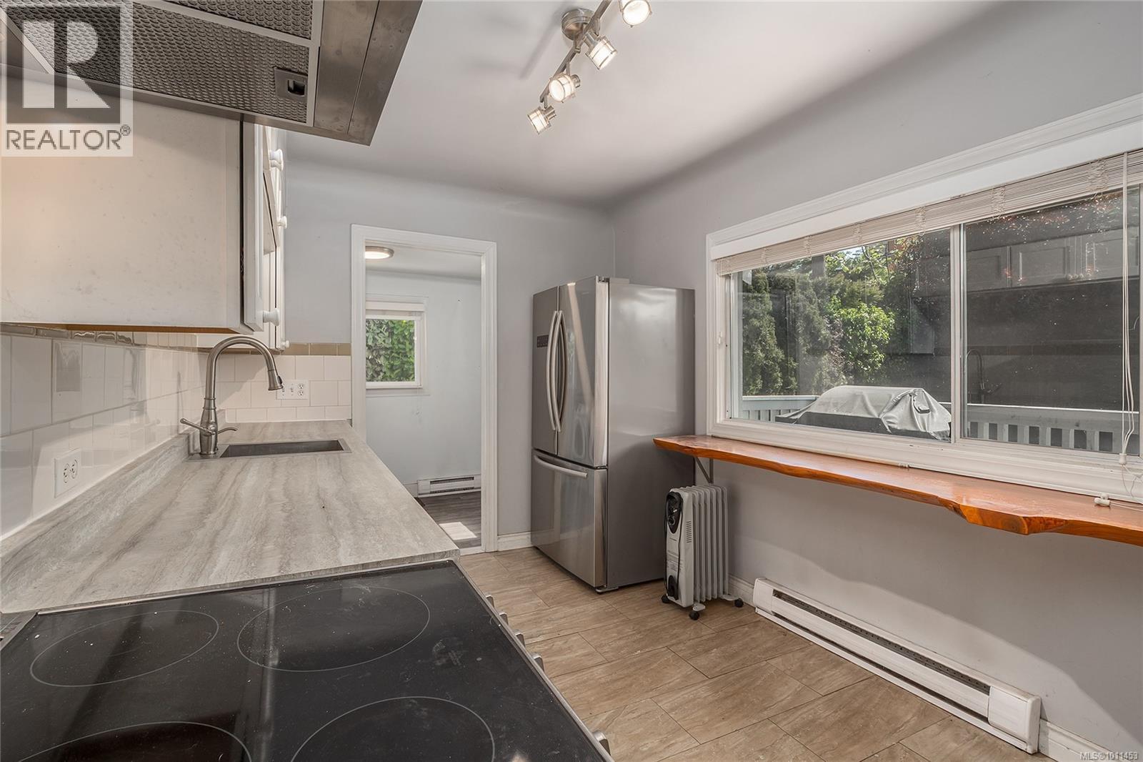 Photo 10 of 2628 Sooke Rd, Langford BC