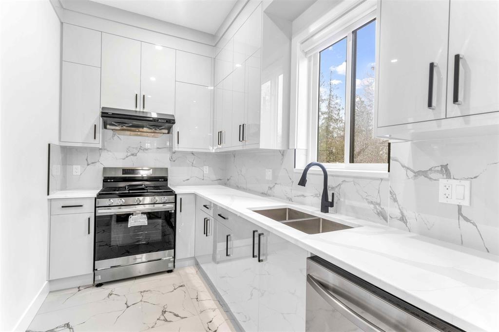 Photo 11 of 12693 106 A Avenue, Surrey BC