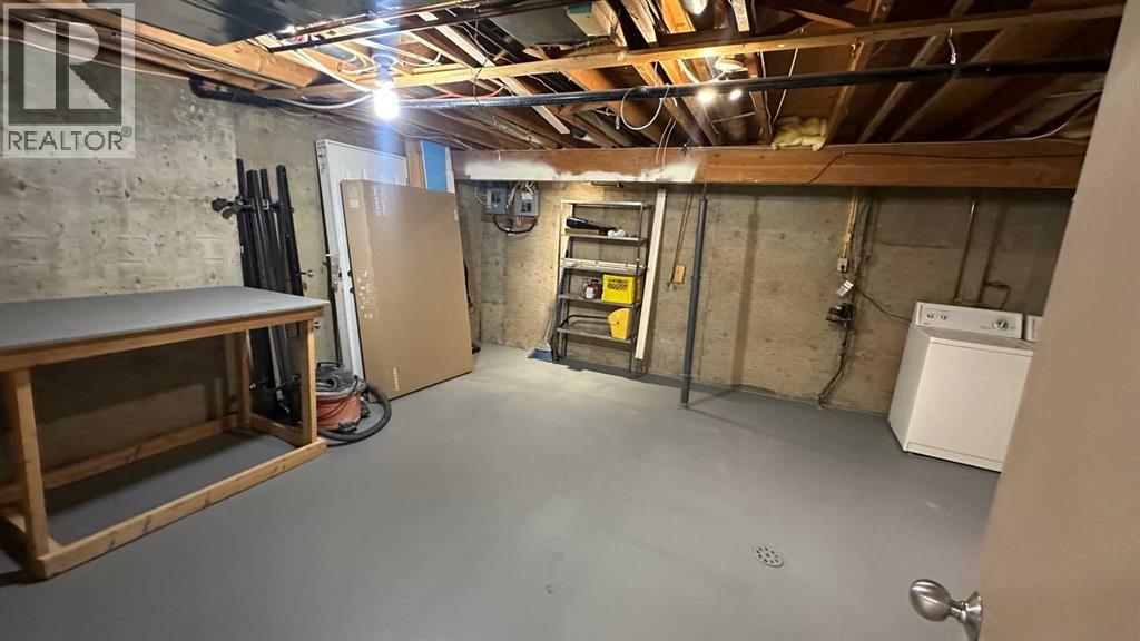Single Family House for Sale in    Avenue NW Bowness Calgary 