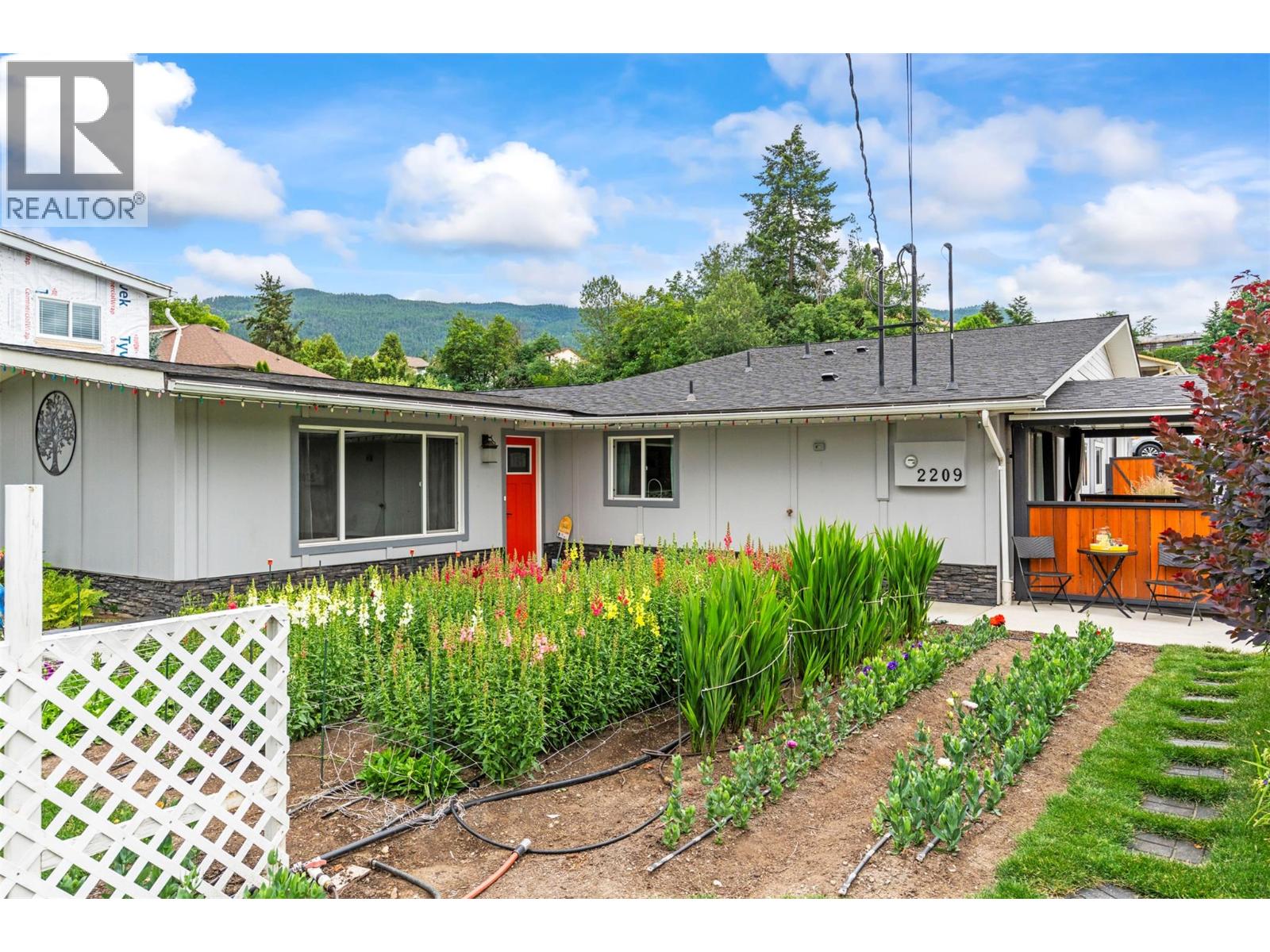 Photo 3 of 2209 Rosedale Avenue, Armstrong BC