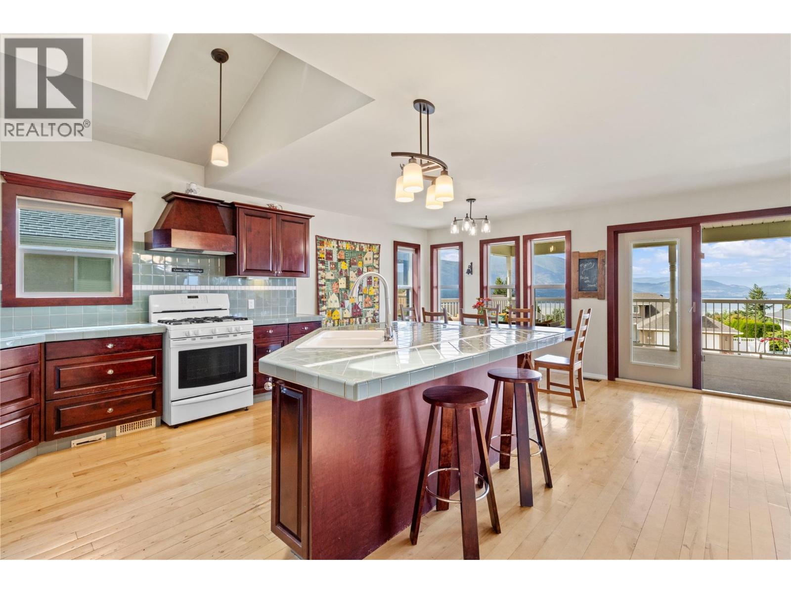 Photo 4 of 2500 4th Avenue Se, Salmon Arm BC