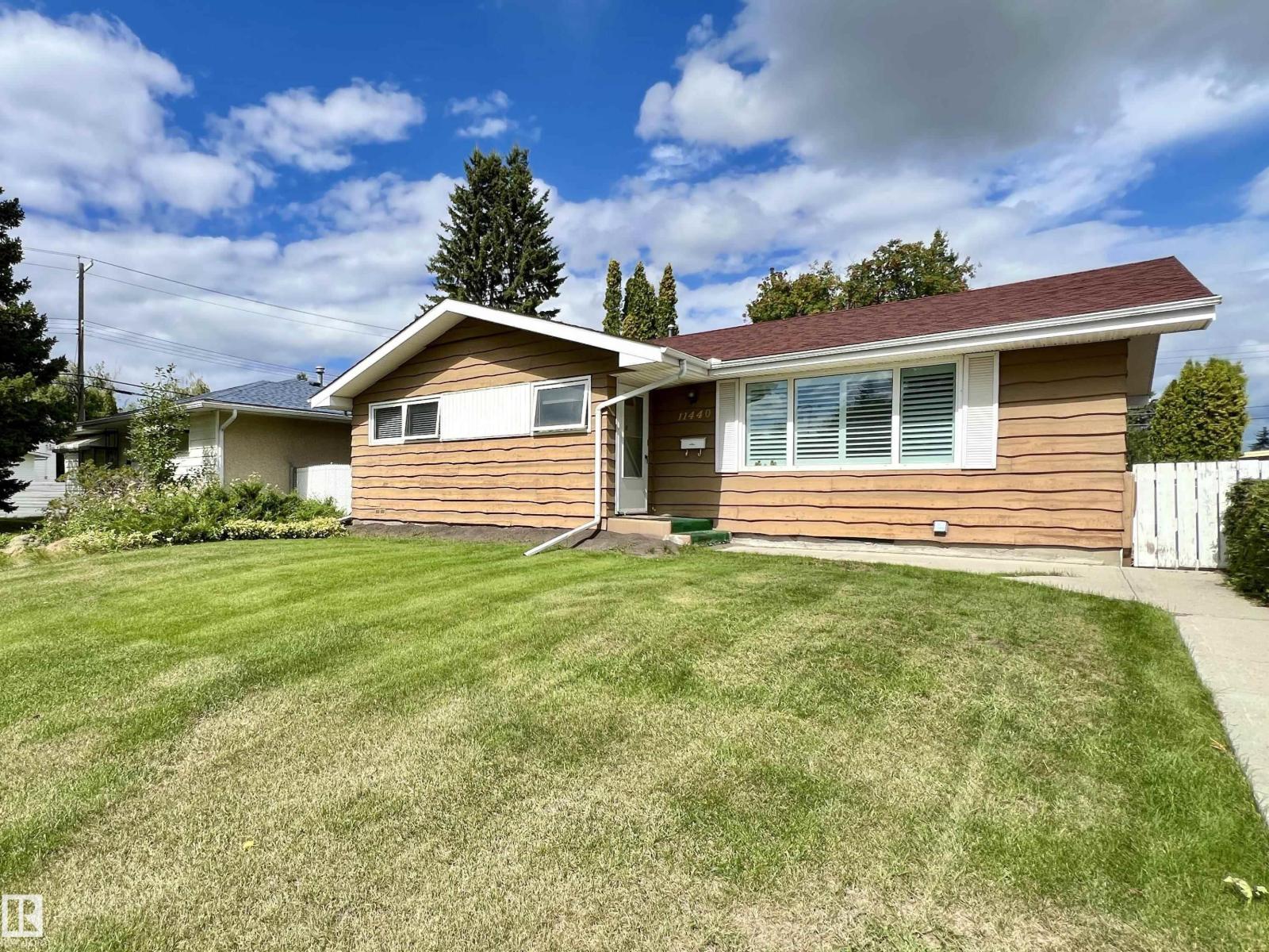 Photo 2 of 11440 Malmo Rd Nw, Edmonton AB