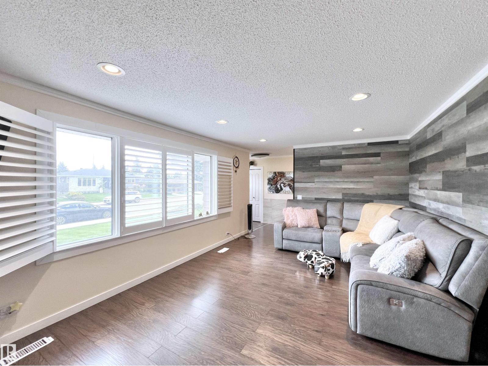 Photo 4 of 11440 Malmo Rd Nw, Edmonton AB
