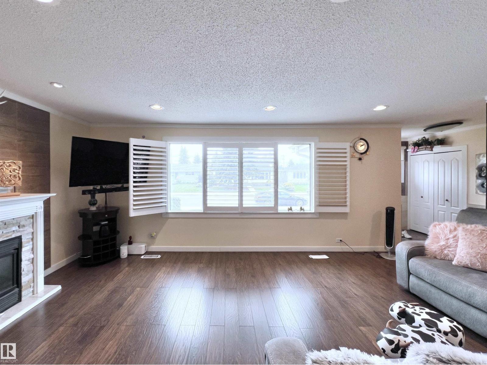 Photo 5 of 11440 Malmo Rd Nw, Edmonton AB