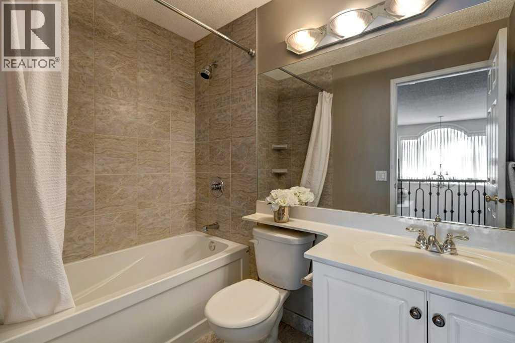Single Family House for Sale in  Douglasdale Boulevard SE Douglasdale/Glen Calgary 