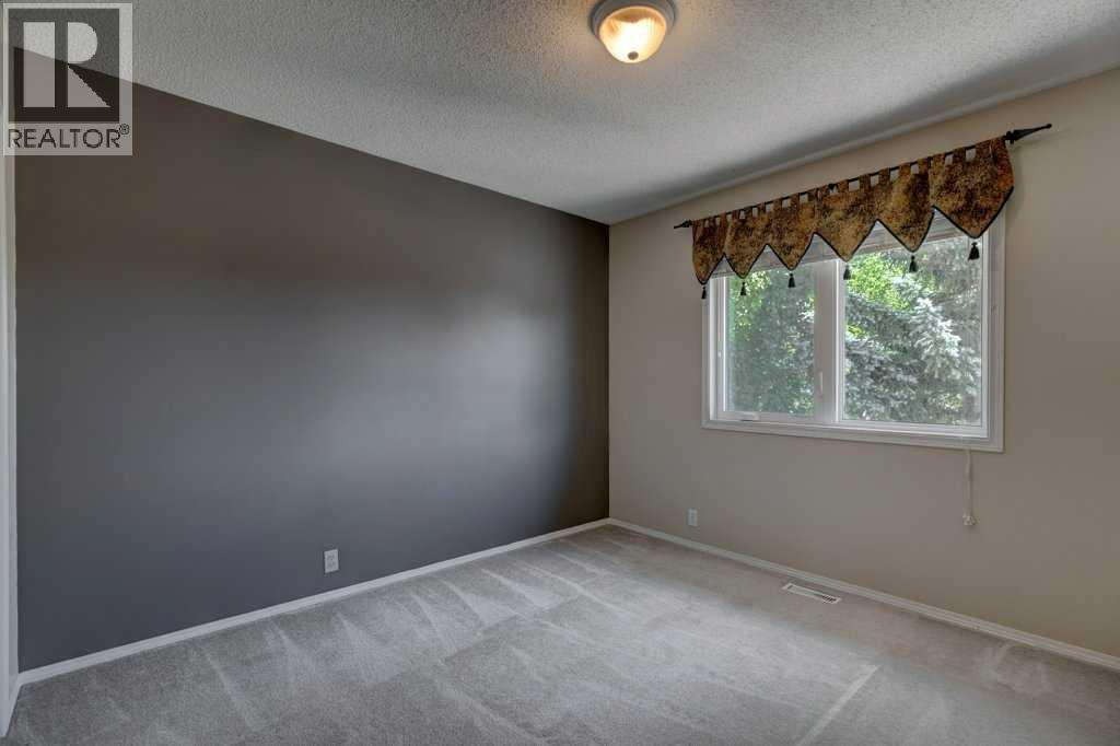 Single Family House for Sale in  Douglasdale Boulevard SE Douglasdale/Glen Calgary 