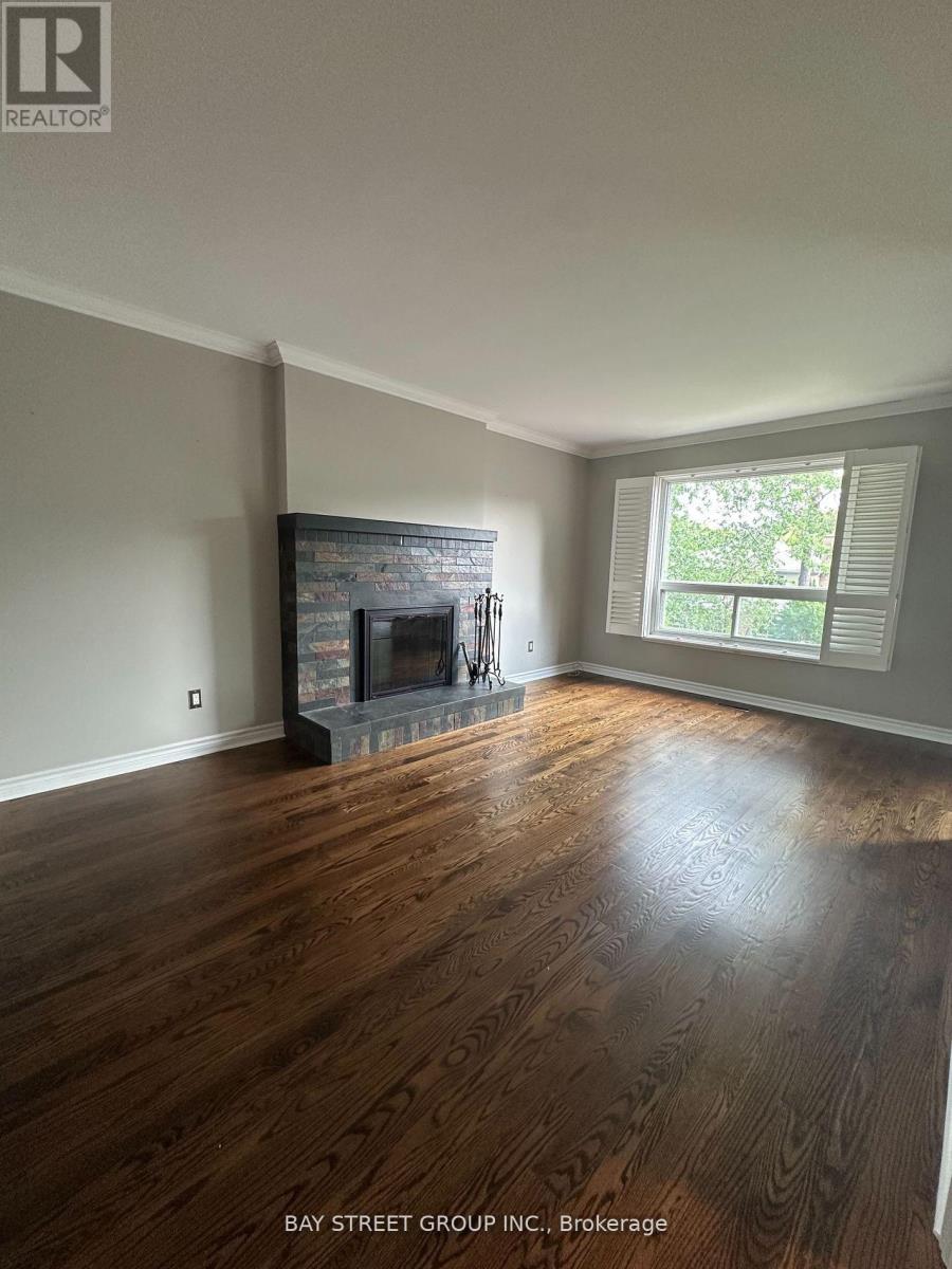 Photo 3 of 9 Chadburn Crescent, Aurora ON