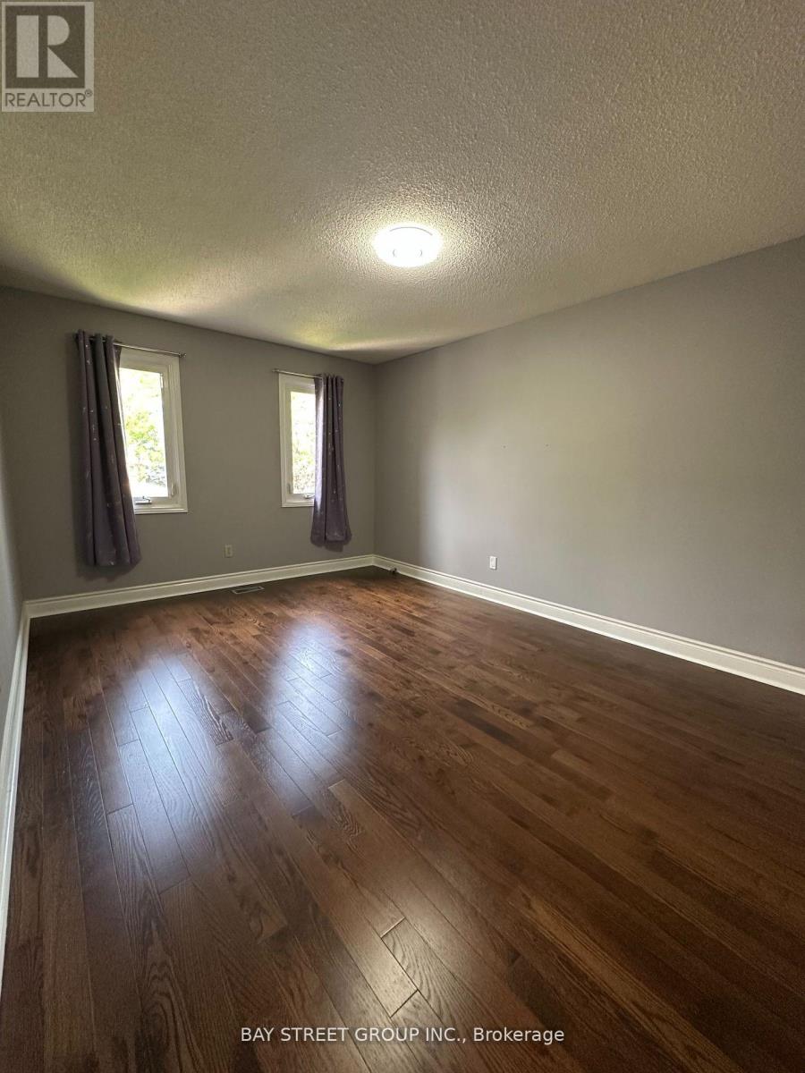 Photo 19 of 9 Chadburn Crescent, Aurora ON