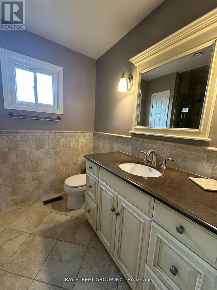 Photo 14 of 9 Chadburn Crescent, Aurora ON