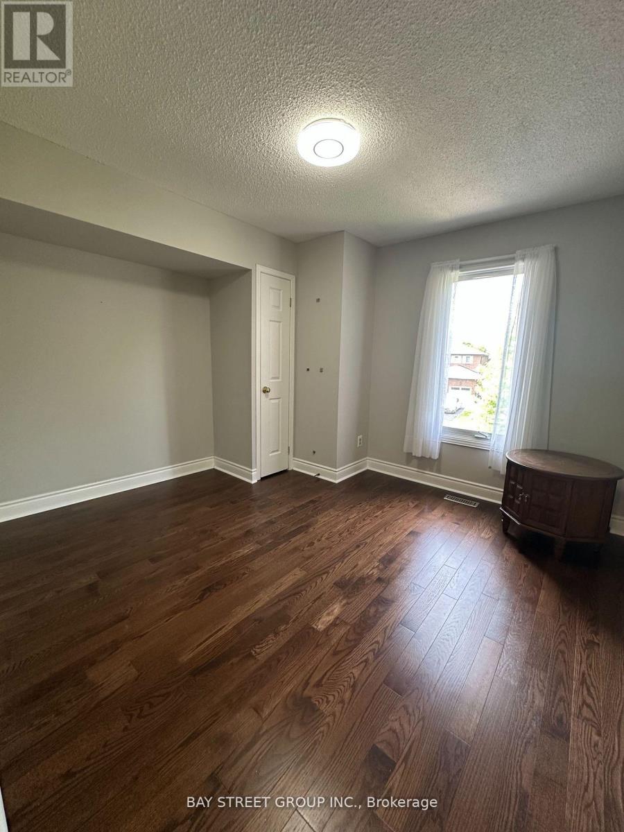 Photo 18 of 9 Chadburn Crescent, Aurora ON