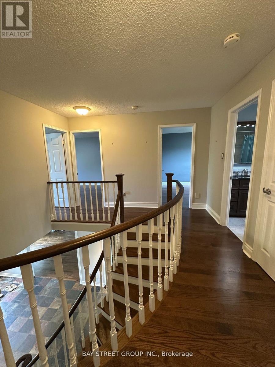 Photo 11 of 9 Chadburn Crescent, Aurora ON