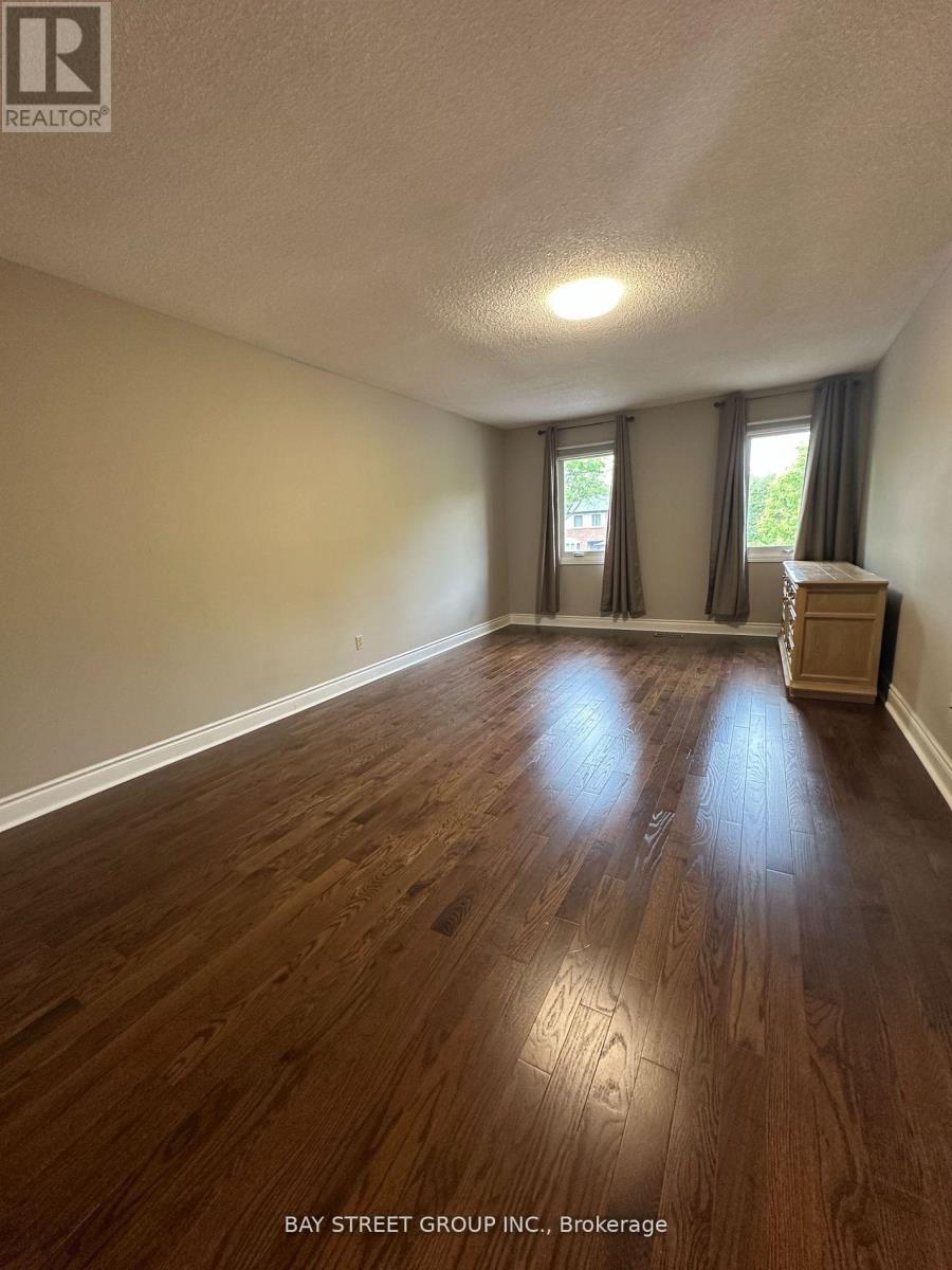 Photo 13 of 9 Chadburn Crescent, Aurora ON