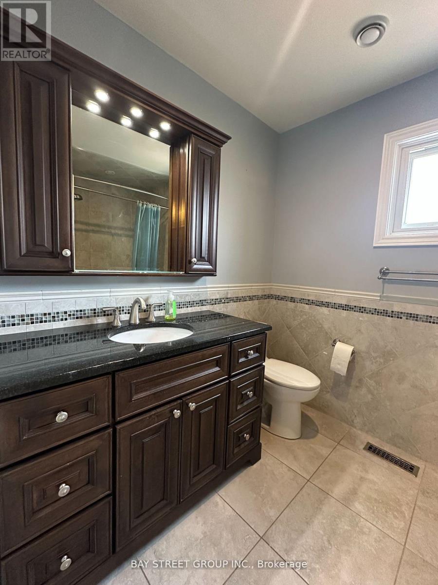 Photo 20 of 9 Chadburn Crescent, Aurora ON