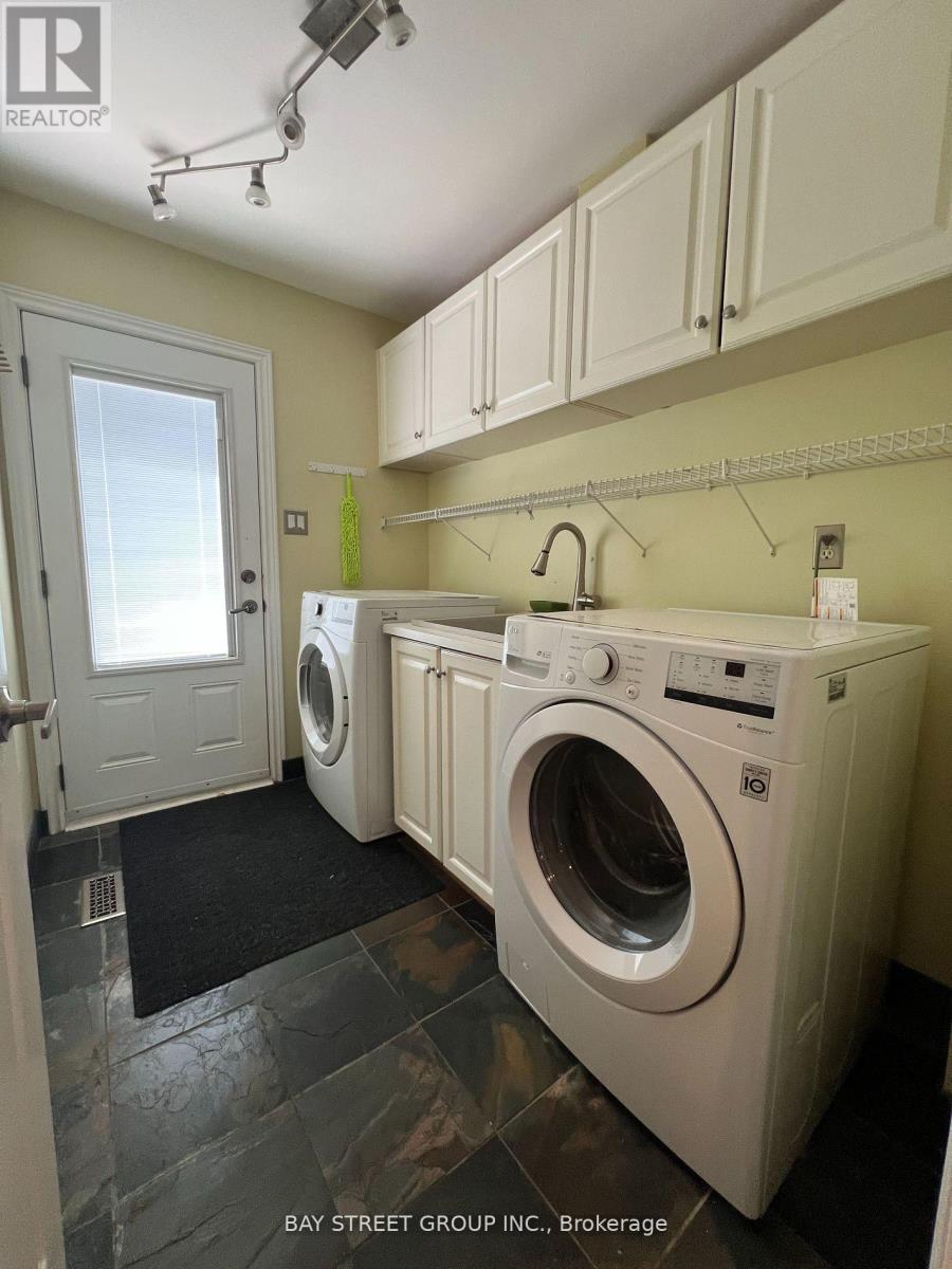 Photo 8 of 9 Chadburn Crescent, Aurora ON