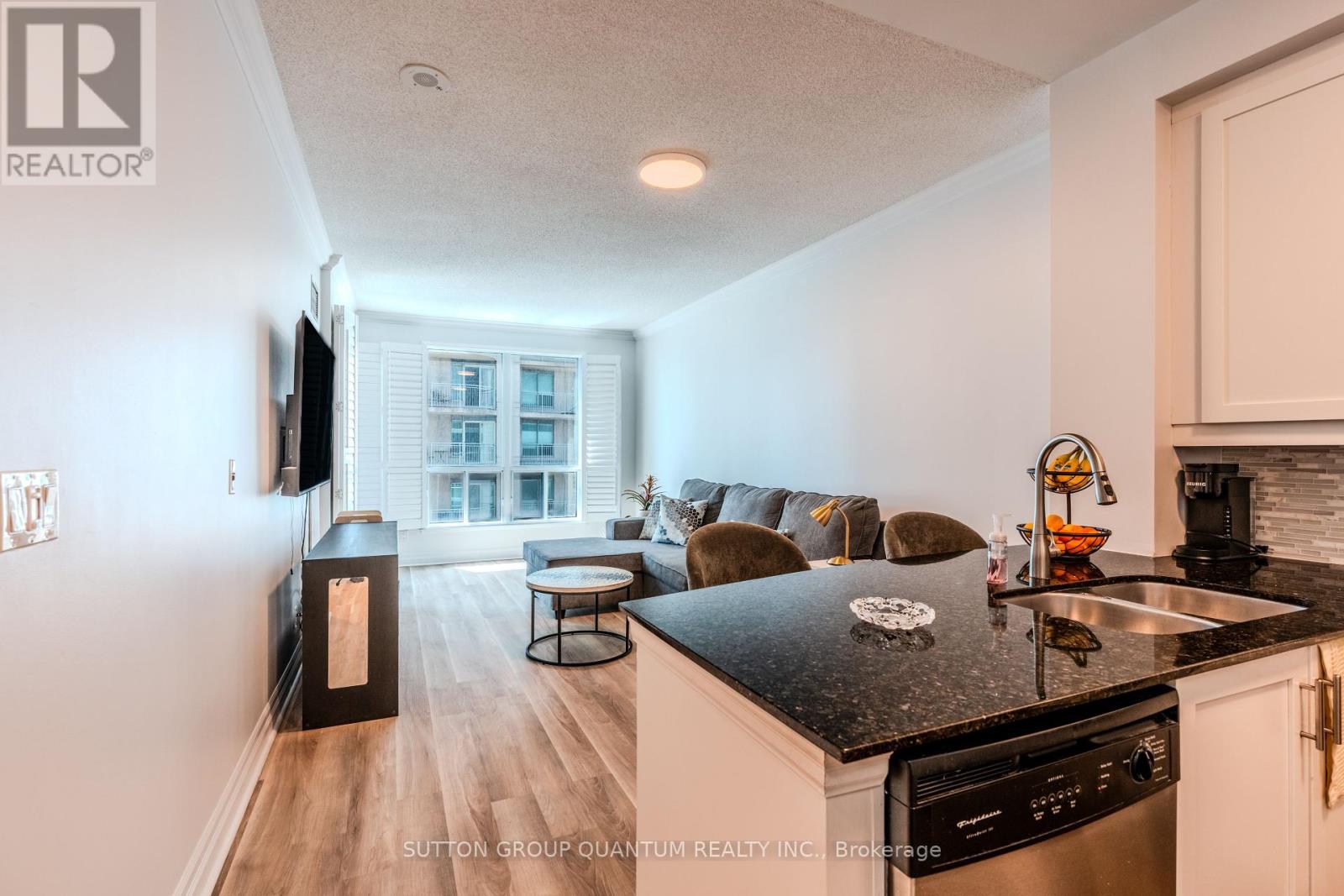 Photo 3 of 706 2087 Lake Shore Boulevard W, Toronto ON