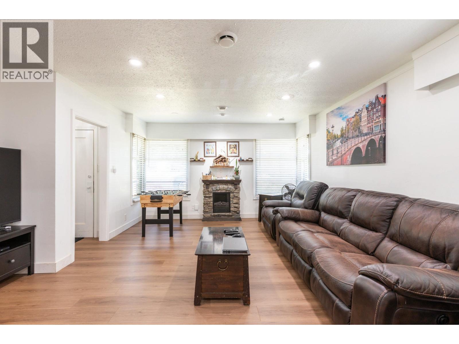 Photo 5 of 20514 Westfield Avenue, Maple Ridge BC