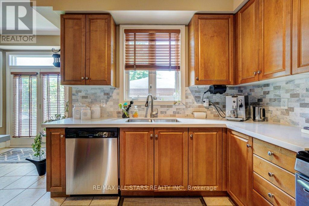 Photo 12 of 67 Rosena Lane, Uxbridge ON