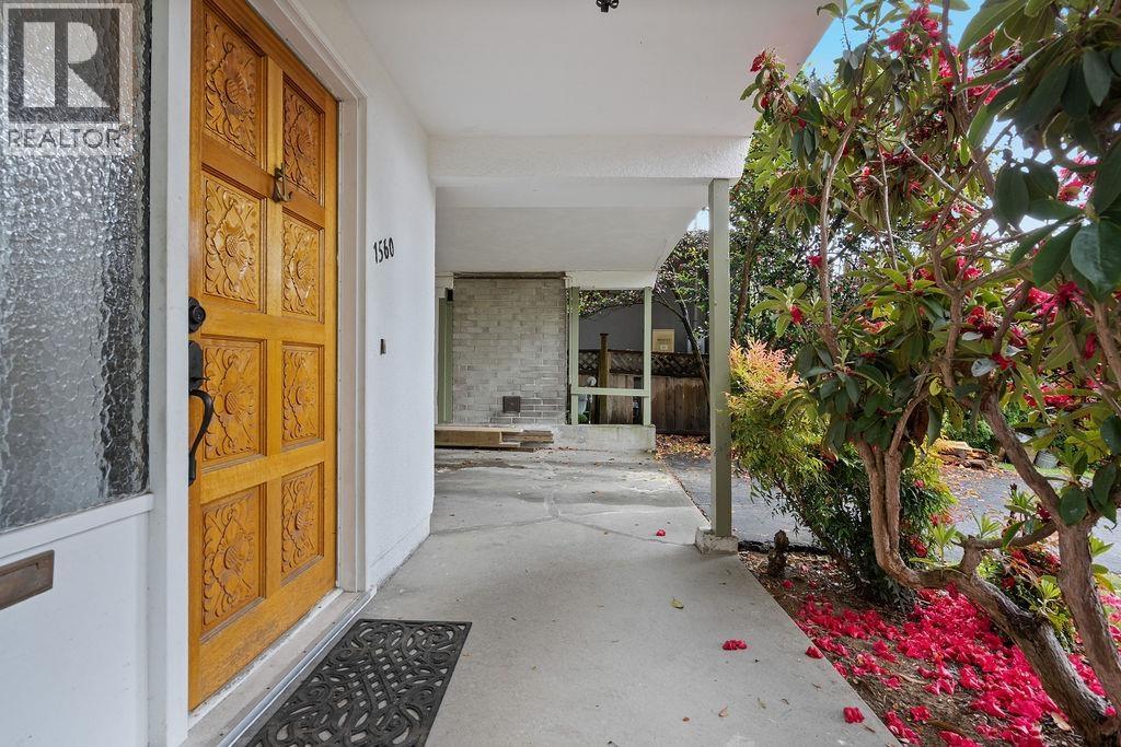 1560 BURRILL AVENUE, North Vancouver
