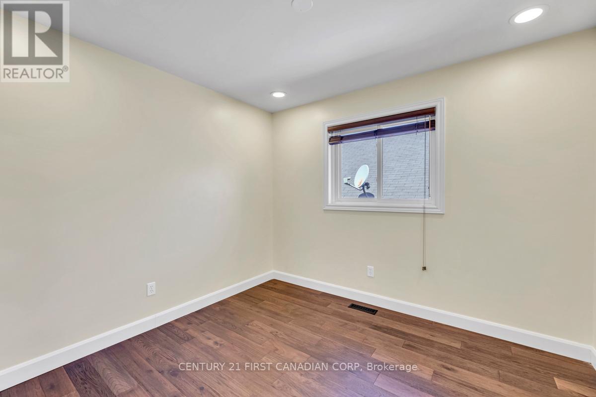 Photo 32 of 115 Josselyn Drive, London South ON