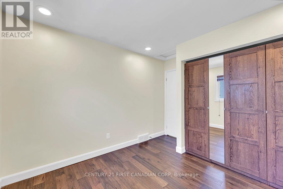 Photo 33 of 115 Josselyn Drive, London South ON