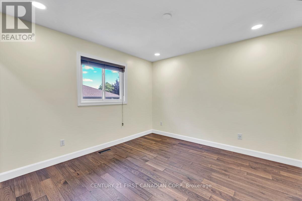Photo 35 of 115 Josselyn Drive, London South ON