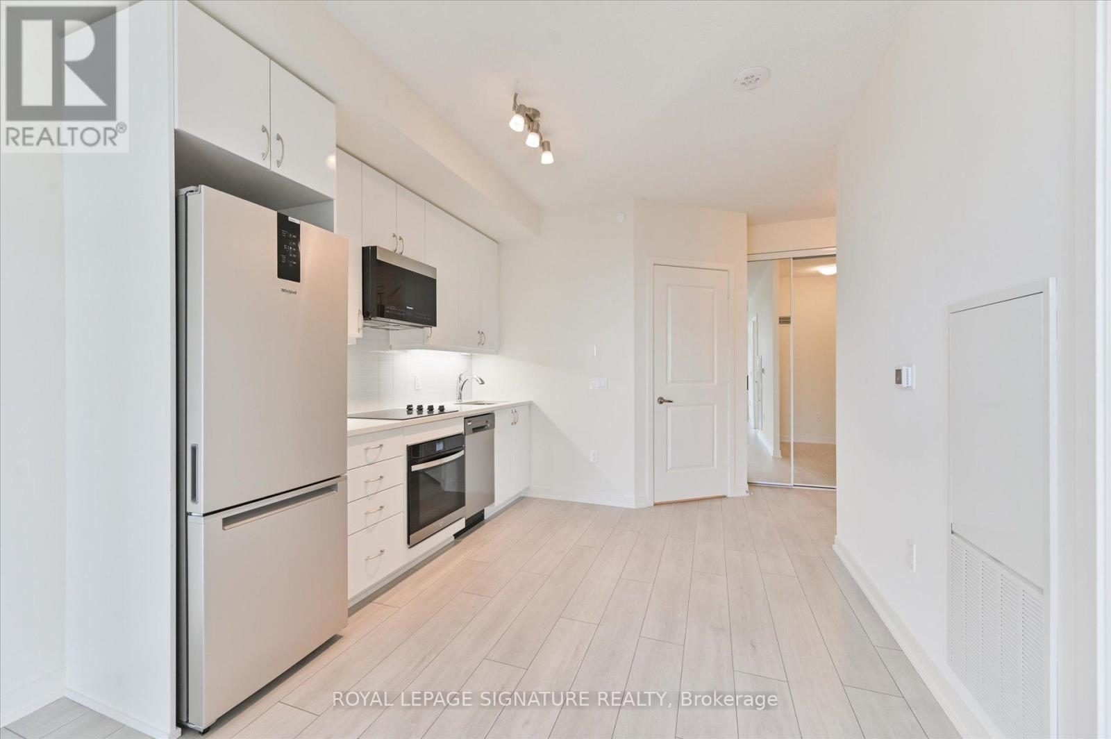 Photo 10 of 3306 38 Annie Craig Drive, Toronto ON
