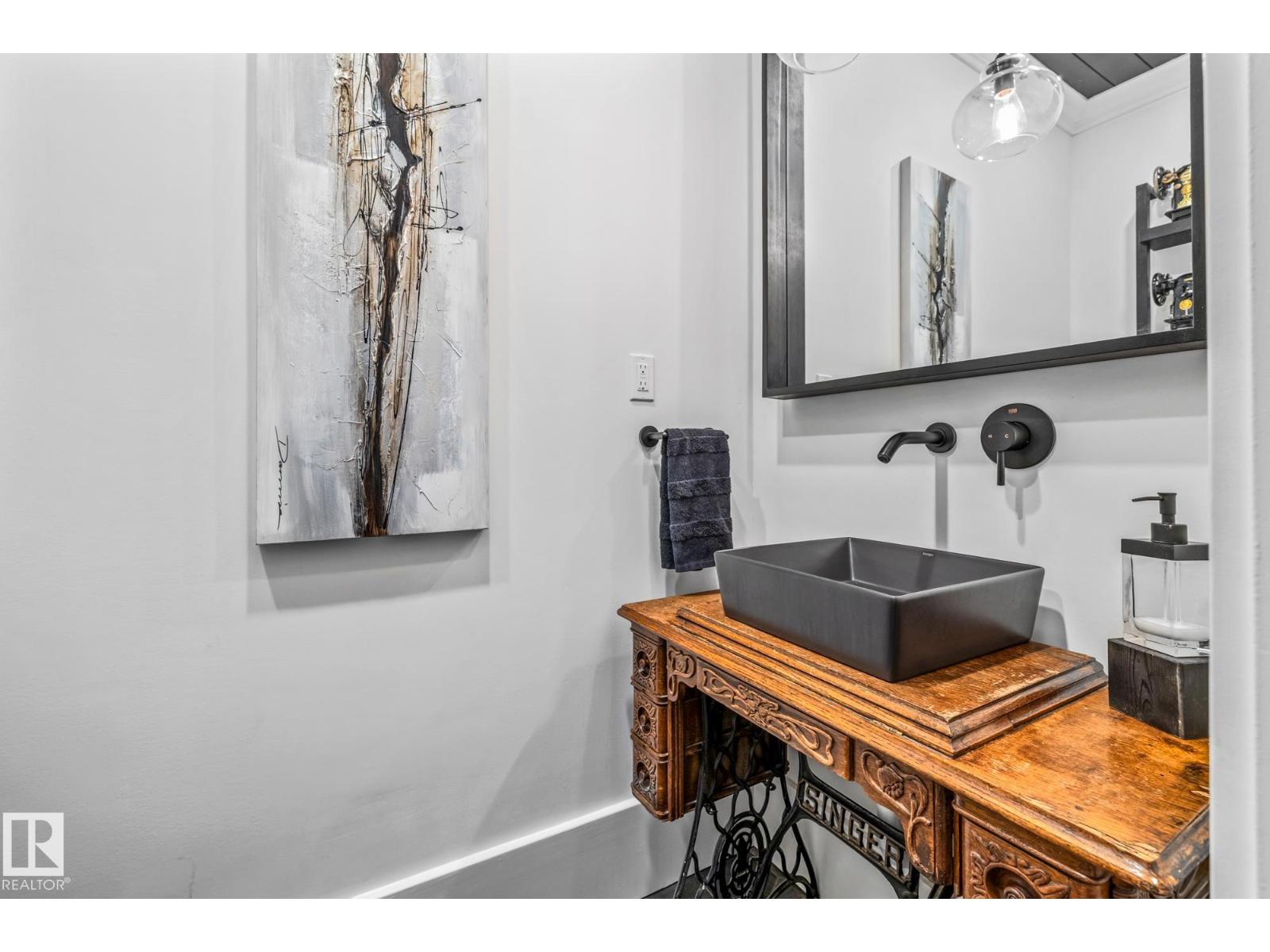 Photo 19 of 12417 103 Av Nw, Edmonton AB