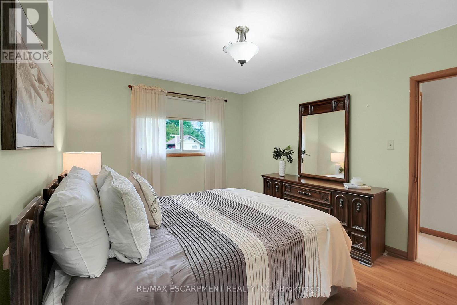 Photo 10 of 50 Louth Street, St Catharines ON