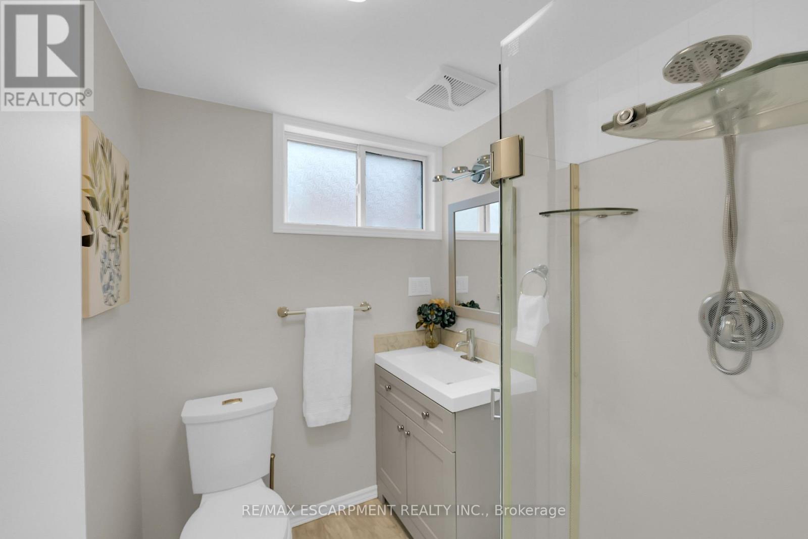 Photo 17 of 50 Louth Street, St Catharines ON