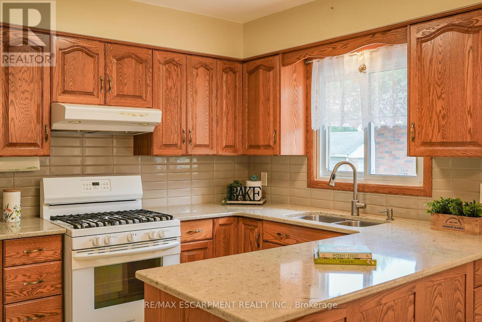 Photo 5 of 50 Louth Street, St Catharines ON