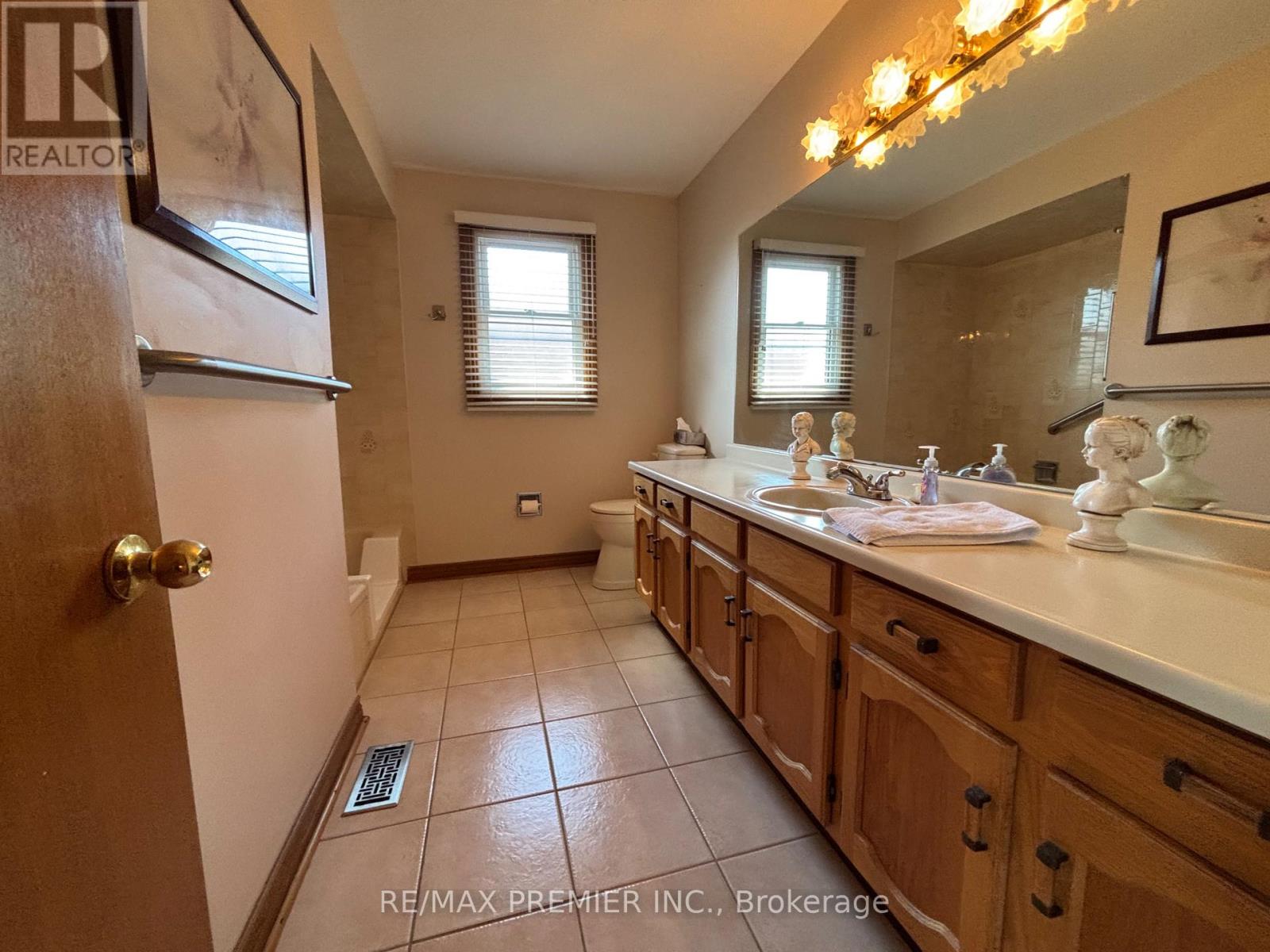 Photo 11 of 160 Fiori Drive, Vaughan ON