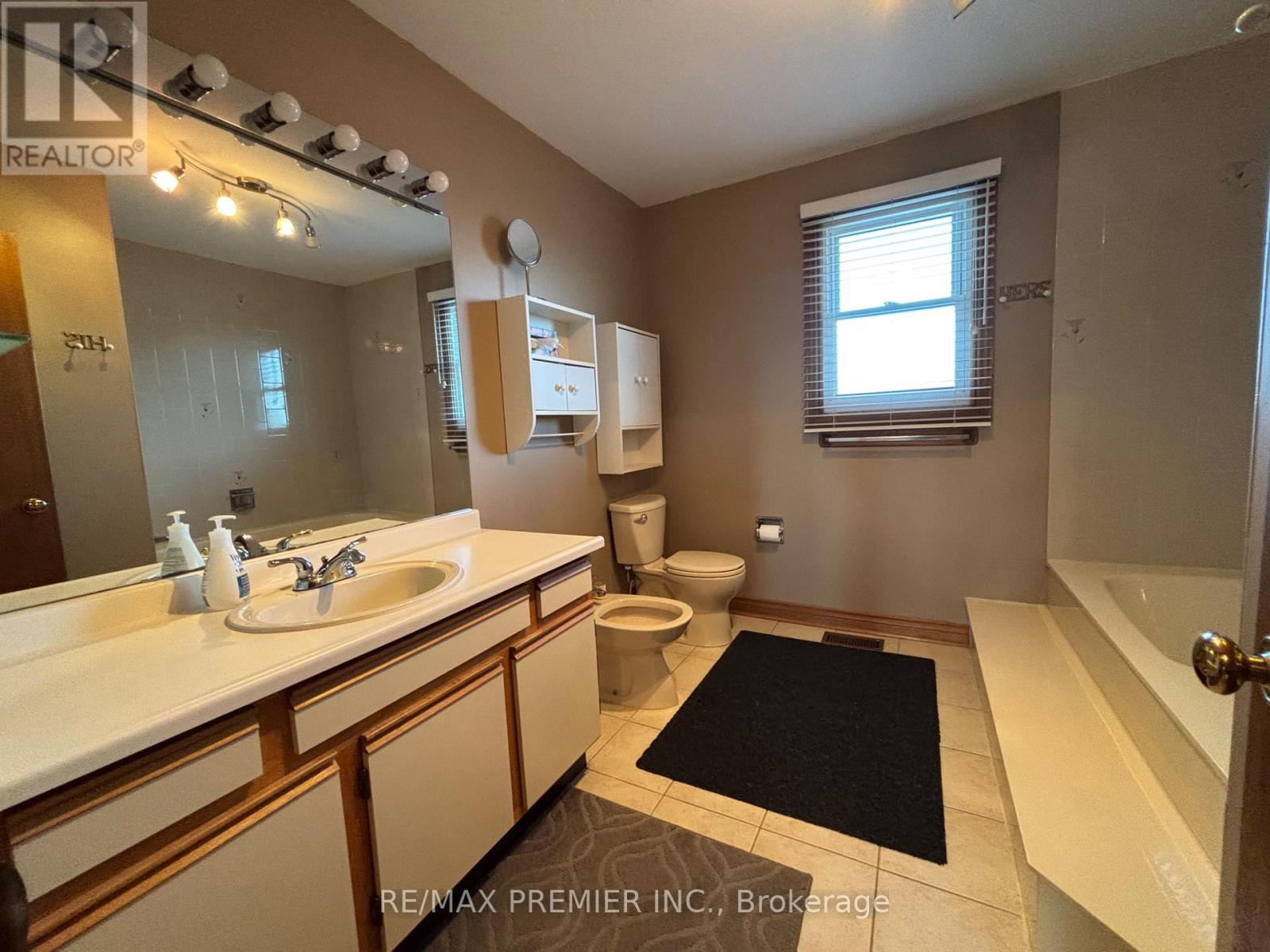 Photo 16 of 160 Fiori Drive, Vaughan ON
