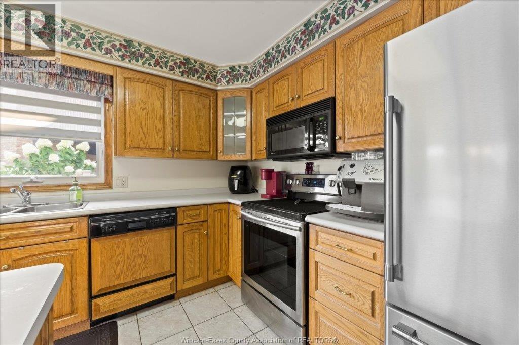 Photo 11 of 2805 Mangin Crescent, Windsor ON