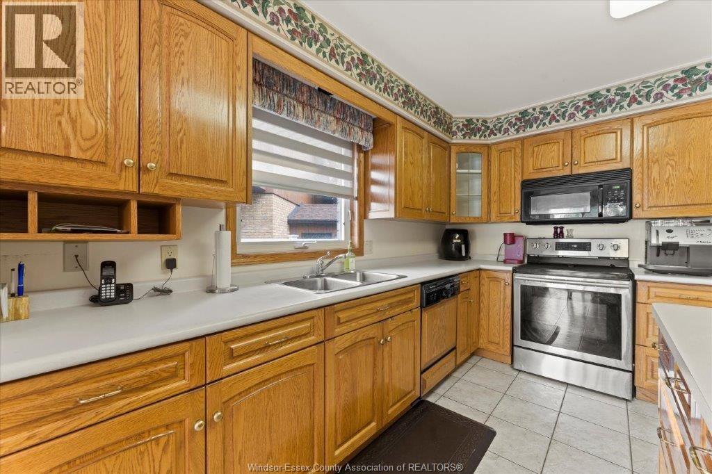 Photo 13 of 2805 Mangin Crescent, Windsor ON