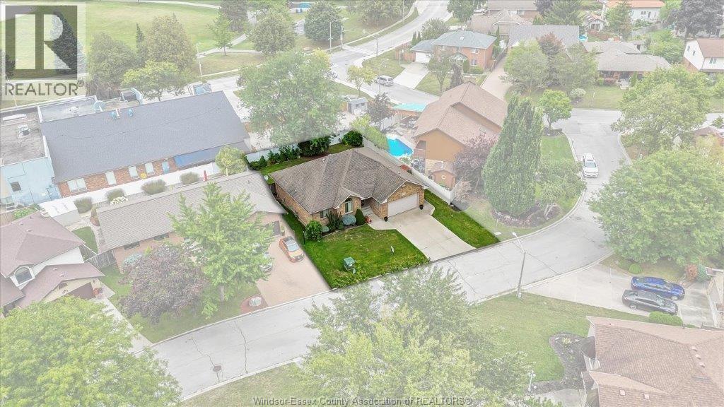 Photo 37 of 2805 Mangin Crescent, Windsor ON